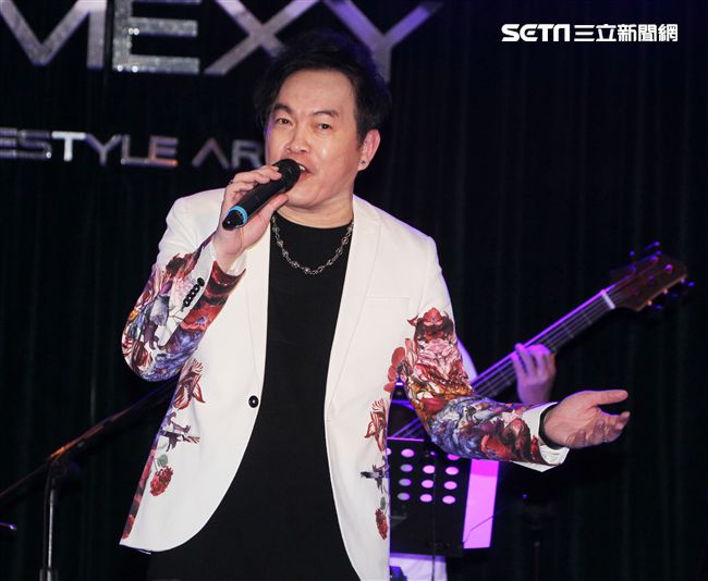 康康的喉嚨才剛好，又發現膝蓋有撕裂傷，（8）日舉辦新歌發表會。（圖／記者邱榮吉攝影）