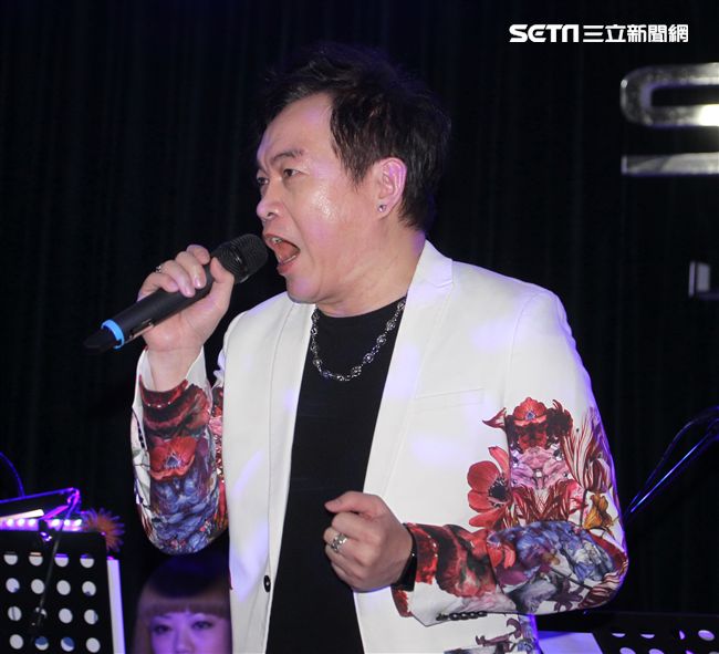 康康的喉嚨才剛好，又發現膝蓋有撕裂傷，（8）日舉辦新歌發表會。（圖／記者邱榮吉攝影）