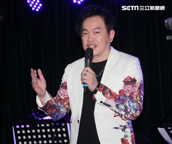 康康的喉嚨才剛好，又發現膝蓋有撕裂傷，（8）日舉辦新歌發表會。（圖／記者邱榮吉攝影）