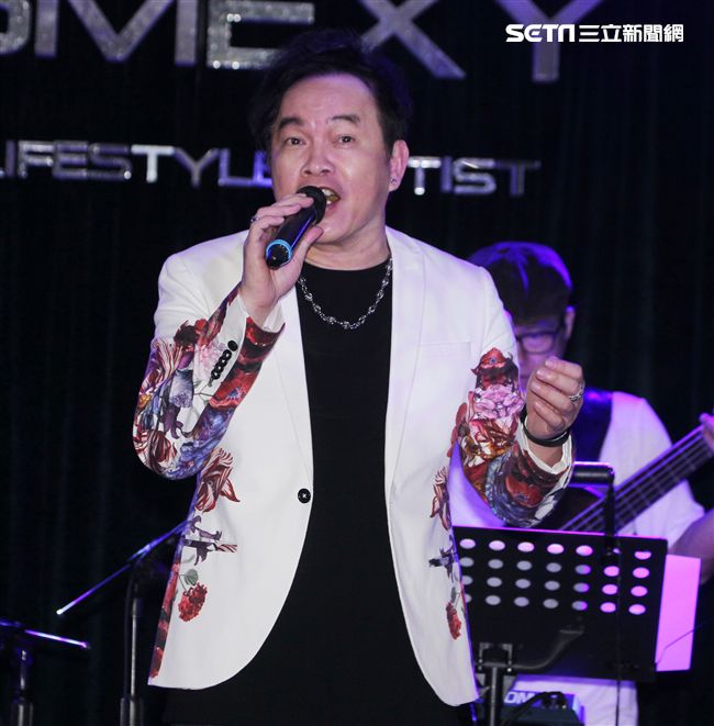 康康的喉嚨才剛好，又發現膝蓋有撕裂傷，（8）日舉辦新歌發表會。（圖／記者邱榮吉攝影）