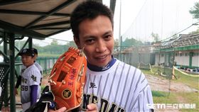 鯰魚哥使用的是王柏融大學用的三壘手套。（圖／記者王怡翔攝影）