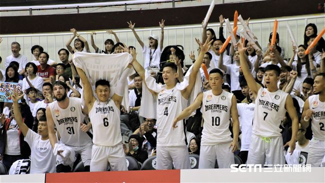 爆滿球迷助威！夢想家主場首勝終開張