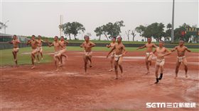 中道中學球員穿丁字褲跳舞。（圖／記者王怡翔攝影）