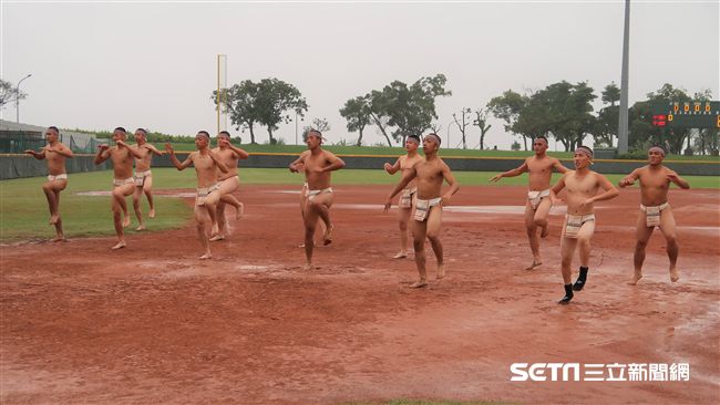 中道棒球小鮮肉　雨中穿丁字褲跳舞