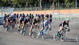 自行車在賽車道競速，安全享受追風樂趣。（圖／大會提供）