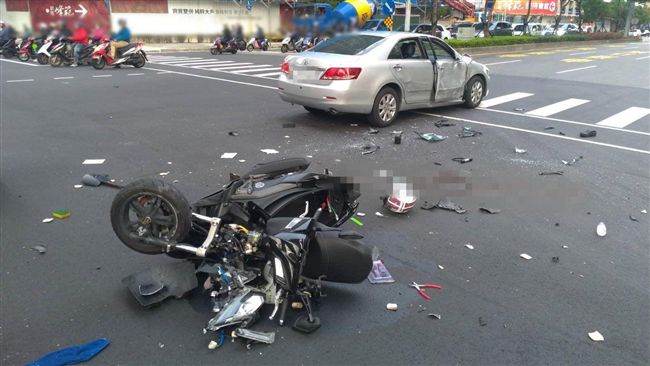 畫面曝光！轎車疑違規　騎士摔飛不治