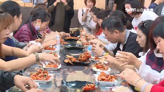 夠嗆！婦人44秒吞6隻小龍蝦奪冠