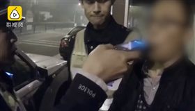 駕照考9次才拿到！男子慶祝後酒駕...駕照又飛了（圖／梨視頻）