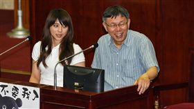 台北市政府觀傳局長陳思宇、台北市長柯文哲和熊讚備詢。 （圖／記者林敬旻攝）