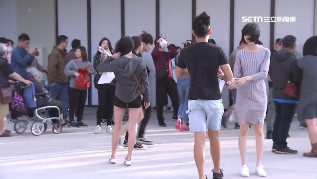 Outlet爆人潮　拍照糗變吃風沙