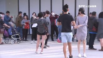 Outlet爆人潮　拍照糗變吃風沙