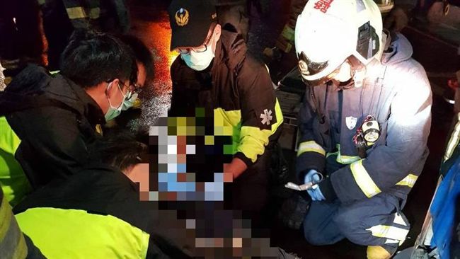 貨車衝撞行人　老翁卡車底命危送醫