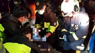 貨車衝撞行人　老翁卡車底命危送醫