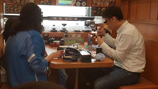 女童尿在餐廳椅子　母繼續吃要店員擦