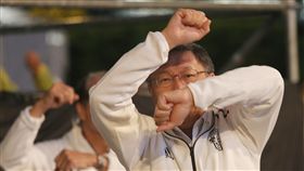 柯文哲在台北馬拉松熱身（1）2018台北馬拉松9日在台北市政府廣場前登場，台北市長柯文哲及來賓在起跑前，與民眾一起熱身運動。中央社記者徐肇昌攝　107年12月9日