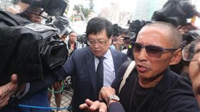 鈕承澤赴大安分局（1）導演鈕承澤（右）捲入性侵案，7日上午在律師胡原龍（右2）陪同下赴台北市大安警分局說明。中央社記者吳家昇攝  107年12月7日