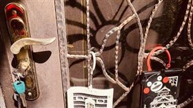 老公鎖暗鎖睡死！她「有鑰匙回不了家」超無奈　圖／翻攝自臉書