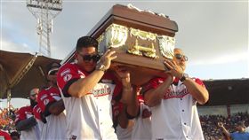 卡斯提（Jose Castillo）和Luis Valbuena的棺木由隊友帶領繞主場壘包。（圖／美聯社／達志影像）