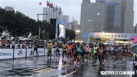 2018台北馬拉松在細雨中開跑。（圖／記者劉忠杰攝影）