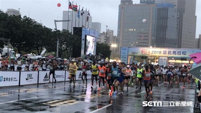 台北馬細雨中開跑　2.7萬跑者參賽
