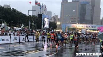 台北馬細雨中開跑　2.7萬跑者參賽