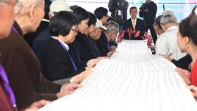 促轉會第二波有罪判決撤銷公告副總統陳建仁（後中）9日在促轉會於白色恐怖景美紀念園區第二波有罪判決撤銷公告活動中，和受難者家屬一起展開布滿1505名撤銷刑事有罪判決者姓名的書卷，正式宣告抹除受難者不法判決的汙點。中央社記者孫仲達攝　107年12月9日