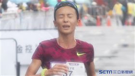 謝千鶴拿下國內女子全馬組冠軍。（圖／記者劉忠杰攝影）