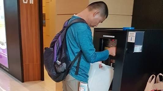 去飲水機裝一大桶水？網轟：幹水哥！