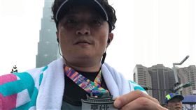 首次參加半馬，馮勝賢咬牙跑完全程。（圖／馮勝賢提供）