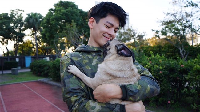人狗情未了！男星勾友愛犬「做運動」