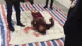 中國大陸湖南2日發生了一起駭人命案，一名12歲的男童因為不滿母親管教太嚴，竟然趁半夜拿菜刀狂砍媽媽20多刀。事後被警方逮捕時還不停冷笑，滿不在乎的態度，讓鄰居跟男童外公都十分害怕。（圖／翻攝自微博）