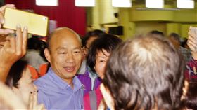 韓國瑜出席保肝篩檢活動（2）高雄市長當選人韓國瑜（左2）8日出席「2018南台灣高雄市三民區保肝篩檢」活動，受到現場民眾熱烈歡迎，爭相與他合影。中央社記者程啟峰高雄攝　107年12月8日
