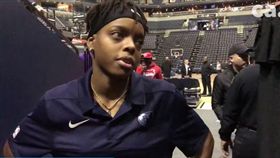 ▲收到詹姆斯比賽鞋子的幸運女孩。（圖／翻攝畫面）