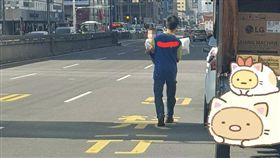 爸爸抱兒送貨／臉書爆廢公社