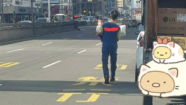 為了一家生計…爸爸單手抱嬰邊送貨