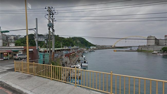 女子跳港輕生亡　船長驚：剛剛還坐著