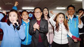 國民黨立委議員齊聲為丁守中加油前國民黨立委丁守中（左3）9日出席南港區後援會感恩茶會，和與會立委李彥秀（左）及前來聲援的議員等多人一起呼口號，加油打氣。中央社記者施宗暉攝　107年12月9日