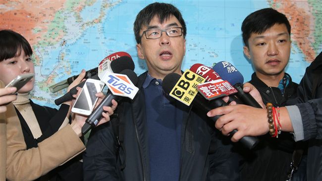 林滄敏逼段宜康吞曲棍球　藍委打圓場