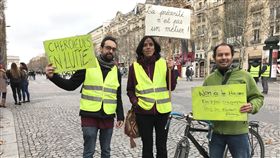 獨裁治國惹怨  黃背心要馬克宏走下雲端「黃背心」在巴黎香榭麗舍大道集結，原本是抗議調漲燃油稅，但怒火蔓延，燒到了總統馬克宏的整體政策和治國方式上。中央社記者曾依璇巴黎攝  107年12月9日