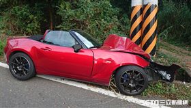 南投紅車敞篷車自撞電線桿車頭全毀／翻攝畫面