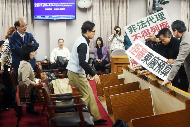 藍委楊翠面前掀桌　開會13分鐘散會