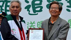 澎湖家扶歲末送暖　退休教授小額募款獲表揚今年榮獲教育奉獻獎的前台南大學數學系副教授嚴正意（右），近5年來小額募款達新台幣25萬餘元，轉贈給澎湖家扶中心，9日接受扶幼委員會主委顏瑞爵（左）表揚。中央社　107年12月9日