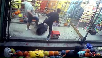 攤商欠錢不還遭毆　士林夜市爆大亂鬥