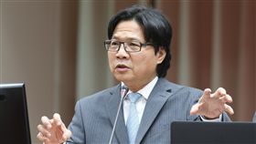 推動雙語  部分科目擬用英語上課行政院推動2030雙語國家政策發展藍圖，教育部長葉俊榮（圖）5日表示，配合政策，努力推動雙語政策，重點是強化國家的英語力，把英語融入教學領域，甚至有部分科目要用英語來教。中央社記者謝佳璋攝  107年12月5日