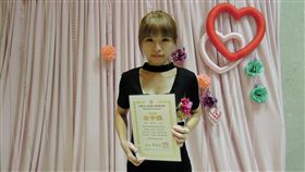服務年資2年　陳淑萍獲金手獎肯定彭婉如文教基金會9日舉行「金手獎年度頒獎典禮」，表揚備受使用者肯定的績優家事管理員，其中，服務年資才滿2年的陳淑萍，今年首度獲頒金手獎。中央社記者吳欣紜攝　107年12月9日