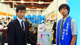 聲控助視障者方便取水　智能飲水機獲發明展金牌台北城市科技大學師生發明盲人專用智能飲水機，視障者可用聲控方式發布熱水或溫水的需求，飲水機自動注水後再告知使用者，讓視障者方便取水，水箱沒水時也會自動加水，獲首爾發明展金牌。（城市科大提供）中央社記者許秩維傳真　107年12月9日