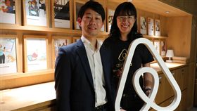 推動地方創生　Airbnb創造百億觀光財國外旅宿平台Airbnb鼓勵民眾將住家分享給旅客入住，Airbnb公共政策總監蔡文宜（右）說，2017年總計在台灣創造新台幣130億元觀光收入，促進地方創生。中央社記者陳葦庭攝　107年12月9日