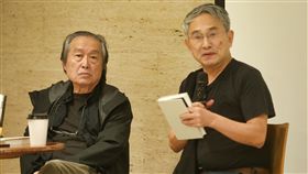 張照堂新書發表會（2）「文。張照堂」新書發表會9日在台北誠品信義店舉行，攝影大師張照堂（左）與雲門舞集創辦人林懷民（右）進行對談，分享時代的軌跡。中央社記者謝佳璋攝　107年12月9日