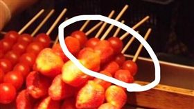 偷工減料？草莓糖葫蘆藏一顆番茄　店家：為了止滑啦（圖／翻攝自爆怨公社臉書）