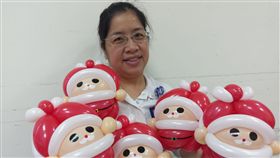 募集醫療救助金  護理師折氣球義賣募愛心衛福部豐原醫院舉辦「愛心義賣會」，護理師黃綺麗以氣球折出耶誕老公公造型義賣，希望募集更多愛心。中央社記者趙麗妍攝  107年12月10日